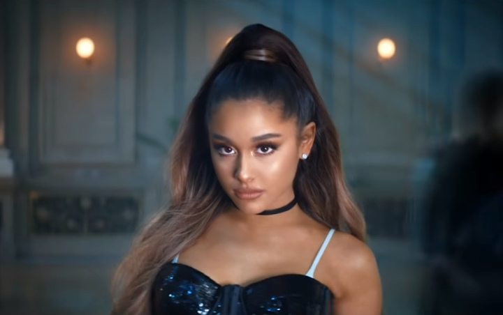 Ariana Grande Lawan Kegelisahan dan Rasa Panik dalam MV 'Breathin'
