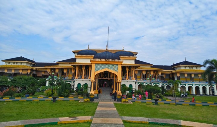 Menjadi yang Terindah, Asyiknya Berwisata ke Istana Maimun di Medan