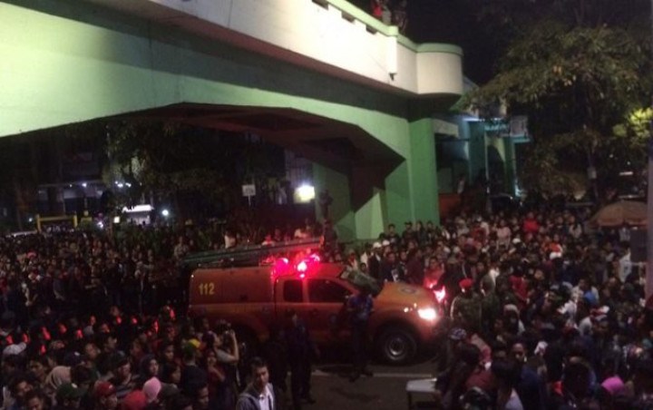 Penonton yang Di Bawah Viaduk Histeris dan Behamburan Pulang