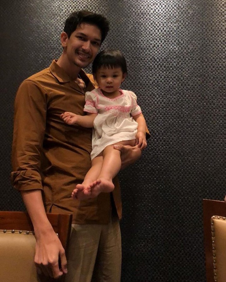 Dimas Beck menggendong putri Chelsea Olivia dan Glenn Alinskie