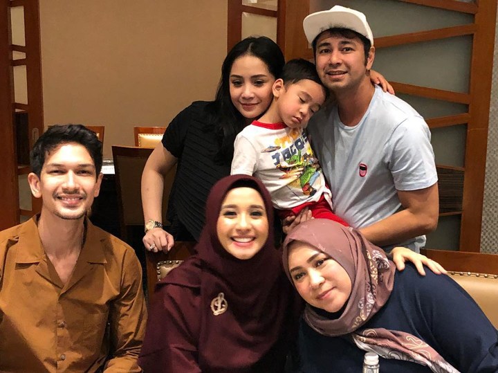 Saat foto bersama, putra Raffi Ahmad dan Nagita Slavina malah tertidur
