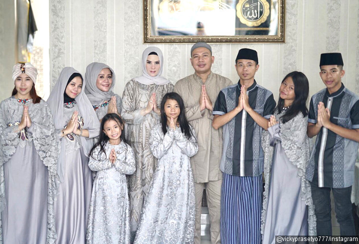 Momen Angel Lelga saat merayakan Idul Fitri bersama keluarga Vicky Prasetyo