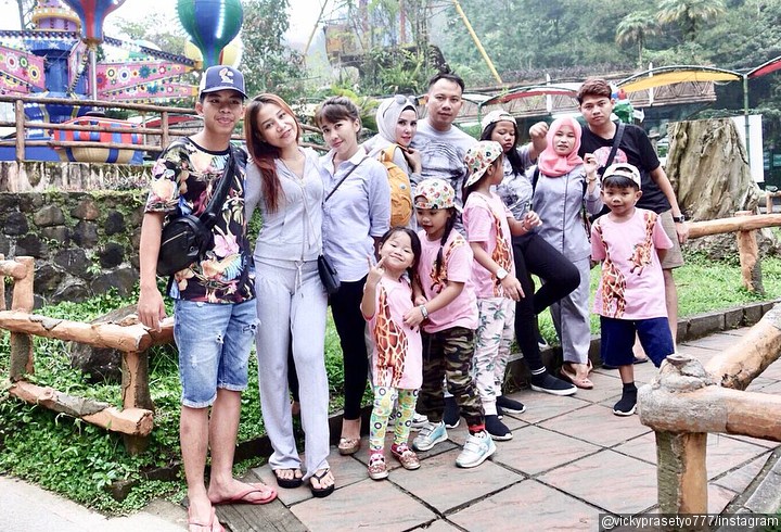 Angel Lelga berlibur dengan keluarga Vicky Prasetyo di Taman Bermain