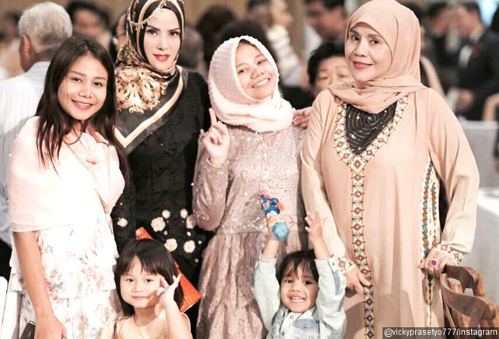 Kedekatan Angel Lelga dengan adik dan ibunda Vicky Prasetyo