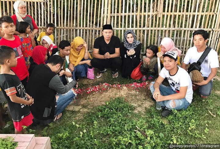 Angel Lelga pernah ikut berziarah ke makam nenek Vicky Prasetyo