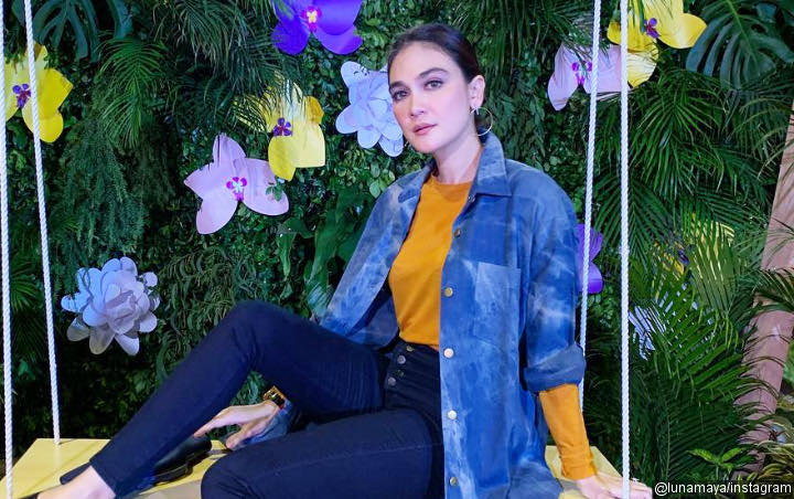 Asyik Makan Bunga Melati, Wajah Glowing Luna Maya Bikin Netter Terpesona