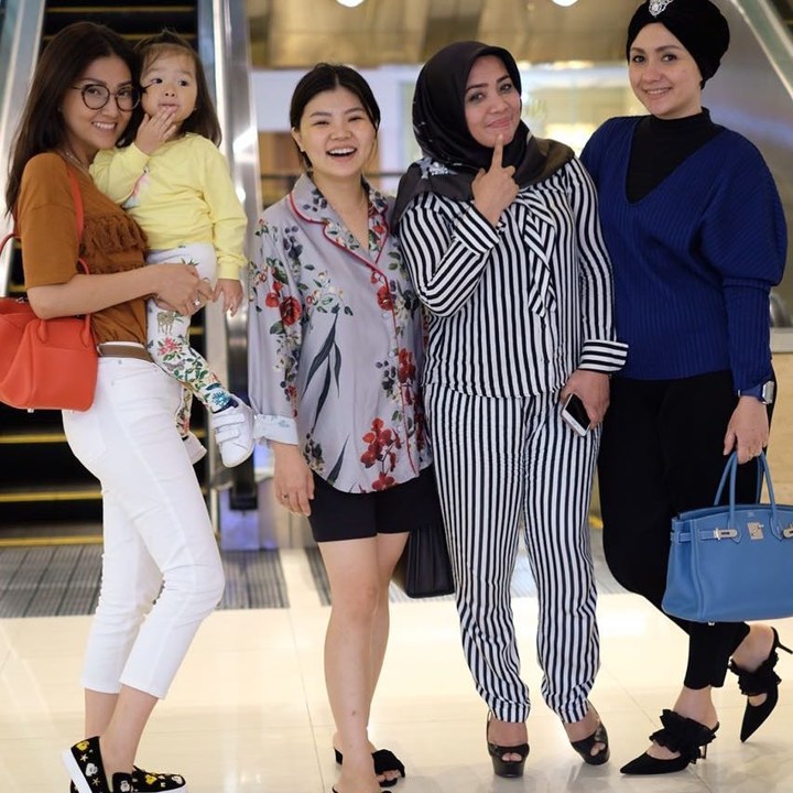 Berteman dengan Banyak Artis