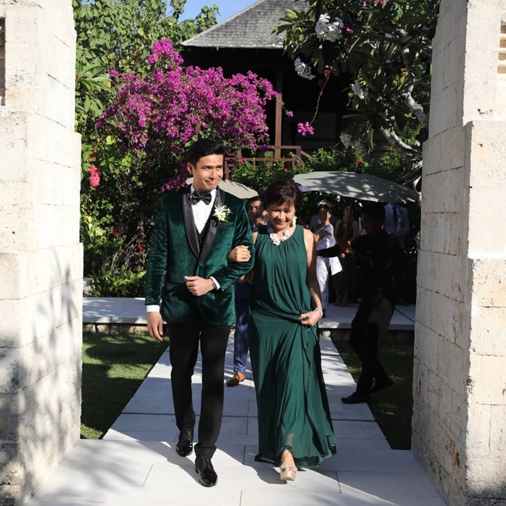 Christian Bautisa Ditemani Sang Ibu Menuju Pengantin Wanita