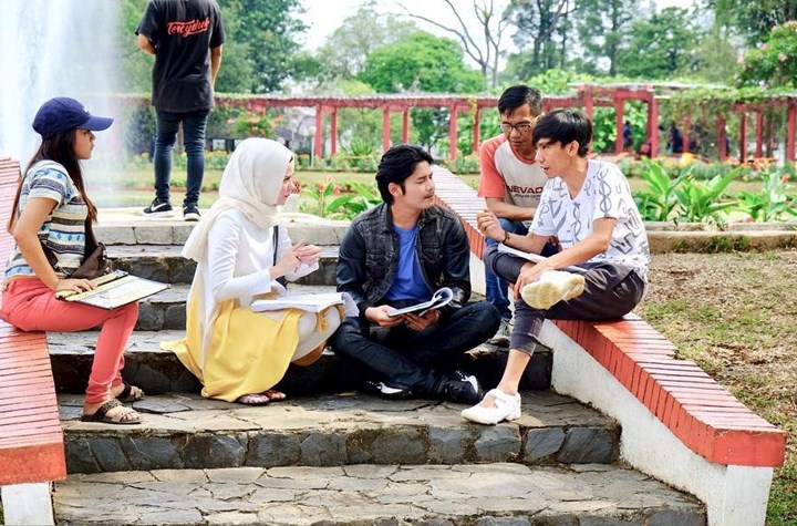Angel Lelga dan Fiki Alman Tengah Sibuk Mendengarkan Arahan Sutradara