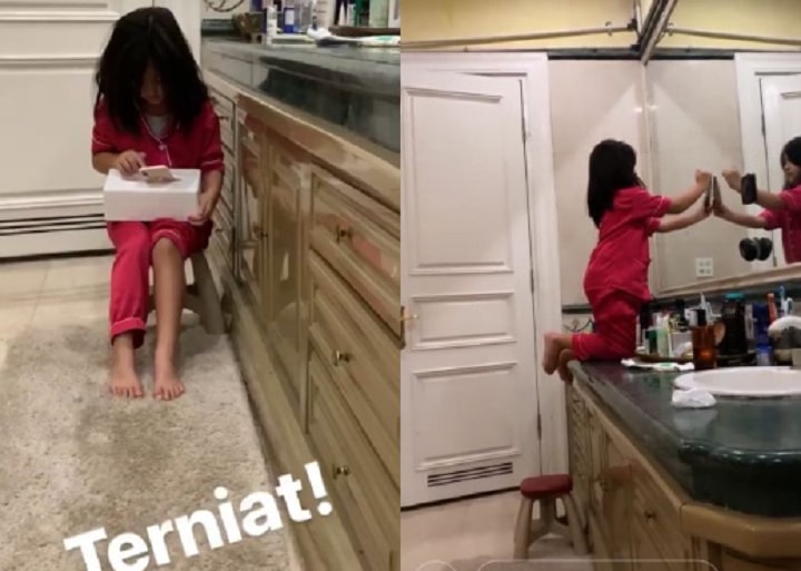 Mikhayla beraksi di kamar mandi
