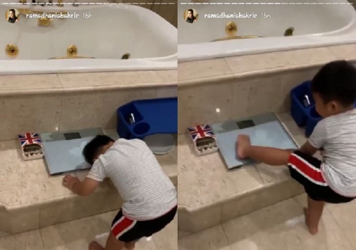 Mainaka beraksi di kamar mandi