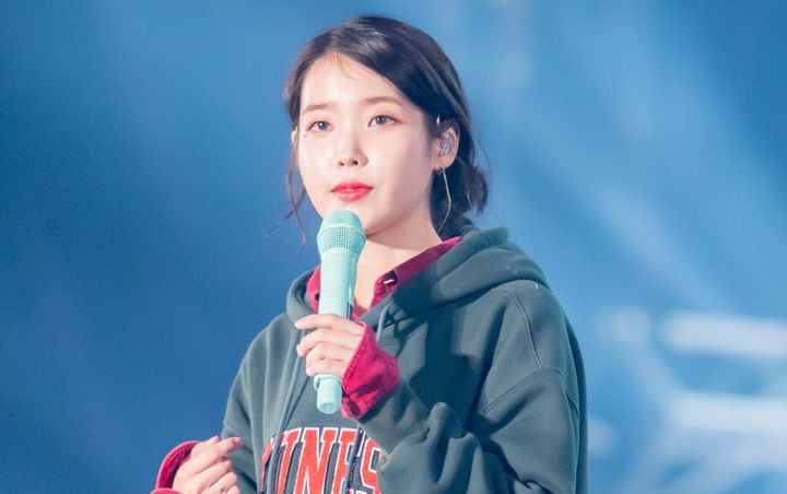 Gaun Super Besar IU Perform 'Through the Night' di Konser Solo Seoul Curi Fokus 