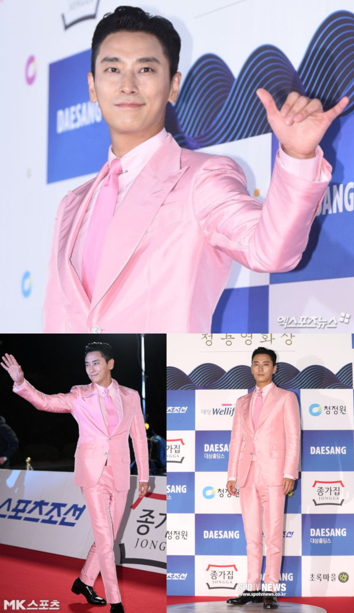 Tampil Beda, Joo Ji Hoon Kenakan Setelan Jas Pink di Blue Dragon Film Awards 2018