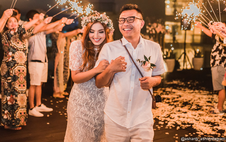 Unggah Foto Liburan, Gaya Bermesraan Anang Hermansyah dan