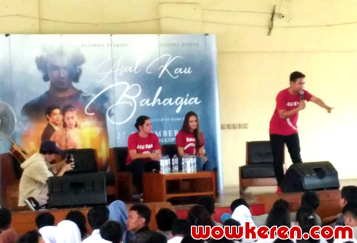 Jadi Bintang Utama, Aliando dan Aurora Ribero Hadir di SMA Yadika 8 Bekasi