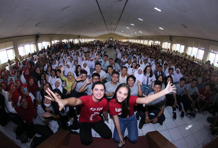 Aliando dan Aurora Ribero Tak Lupa Wefie Bareng Siswa Yang Hadir