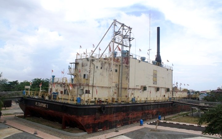 Kapal PLTD Apung yang Hanyut ke Daratan Karena Tsunami di Aceh 