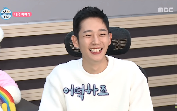 Muncul di 'I Live Alone', Manisnya Jung Hae In Pasang Headset Park Na Rae