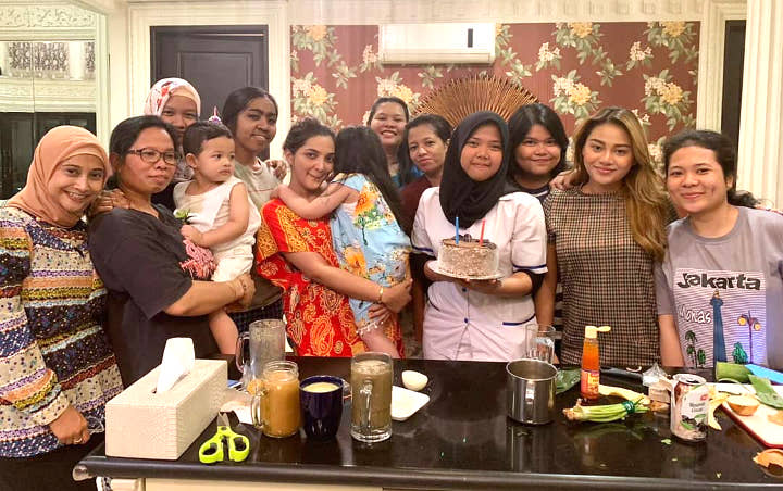 Ajak Asisten Rumah Tangga ke Nikahan Keluarga Anang Ajak Asisten Rumah Tangga ke Nikahan Keluarga Anang