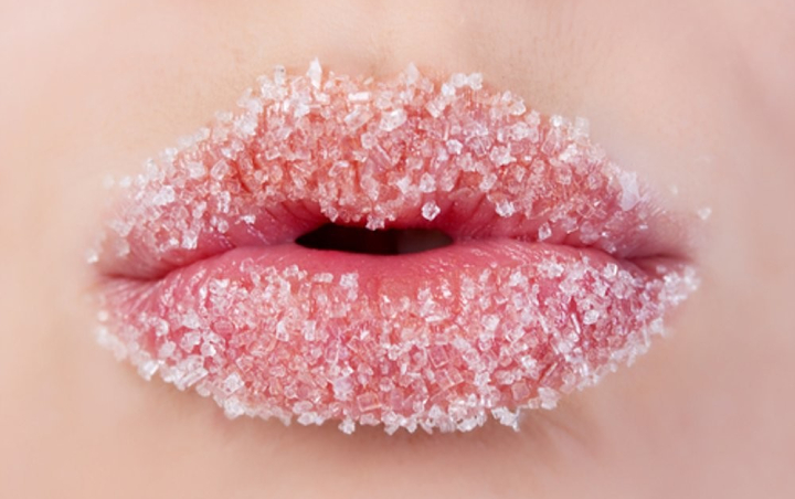 Bibir Gelap Akibat Terlalu Sering Gunakan Lipstik?  Atasi dengan 8 Scrub Alami Rumahan Ini