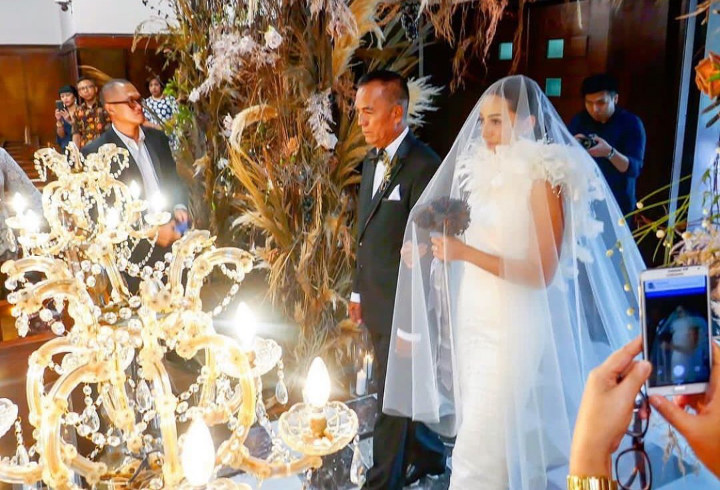 Nampak Anggun, Lolita Agustine Digandeng Sang Ayah Menuju Altar