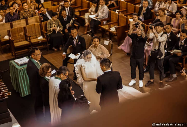Lolita Agustine dan Beno Ucapkan Janji Pernikahan di Depan Pendeta