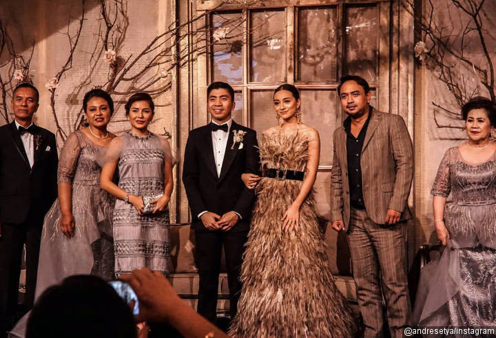 Nampak Serasi, Lolita Agustine Gandeng Tangan Beno saat Foto Bersama Tamu Undangan