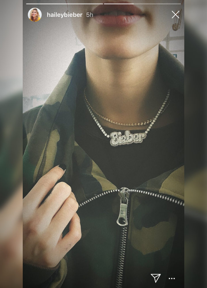 Hailey pamer kalung Bieber