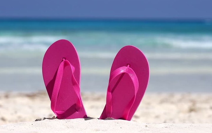 Berlibur ke Pantai Paling Cocok Gunakan Sandal Jepit