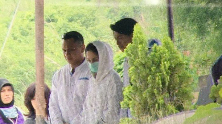 Foto Roger Danuarta dan Wanita Misterius
