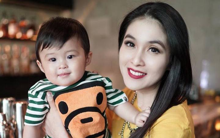 Pamer Foto Peluk Anak, Kecantikan Sandra Dewi Jadi Sorotan Netter