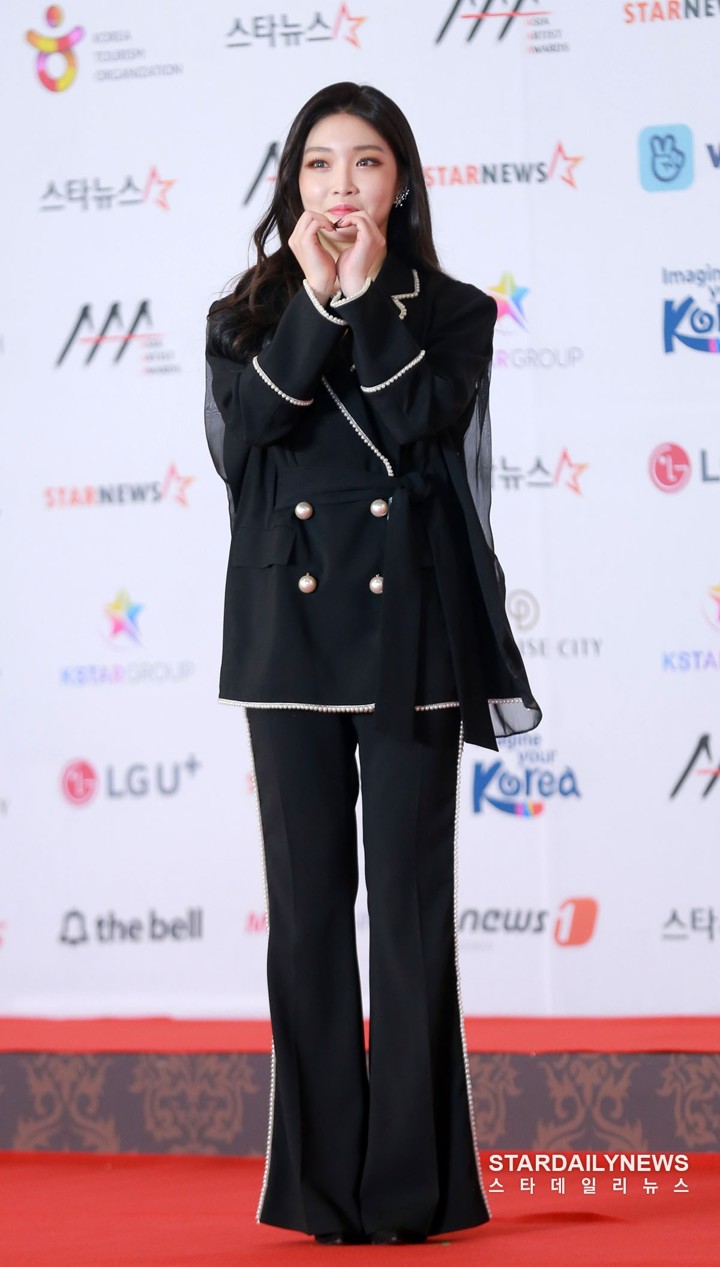 Kim Chung Ha Tampil Menawan Meski Tak Kenakan Gaun