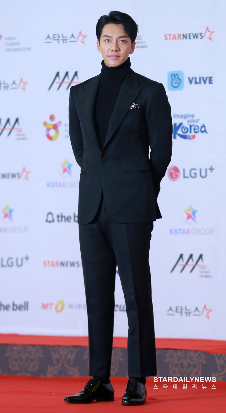 Lee Seung Gi Sangat Tampan di Red Carpet Asia Artist Awards 2018