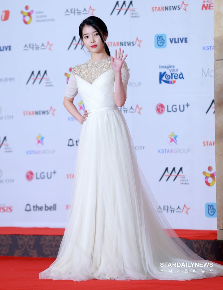 IU Bak Bidadari di Red Carpet Asia Artist Awards 2018
