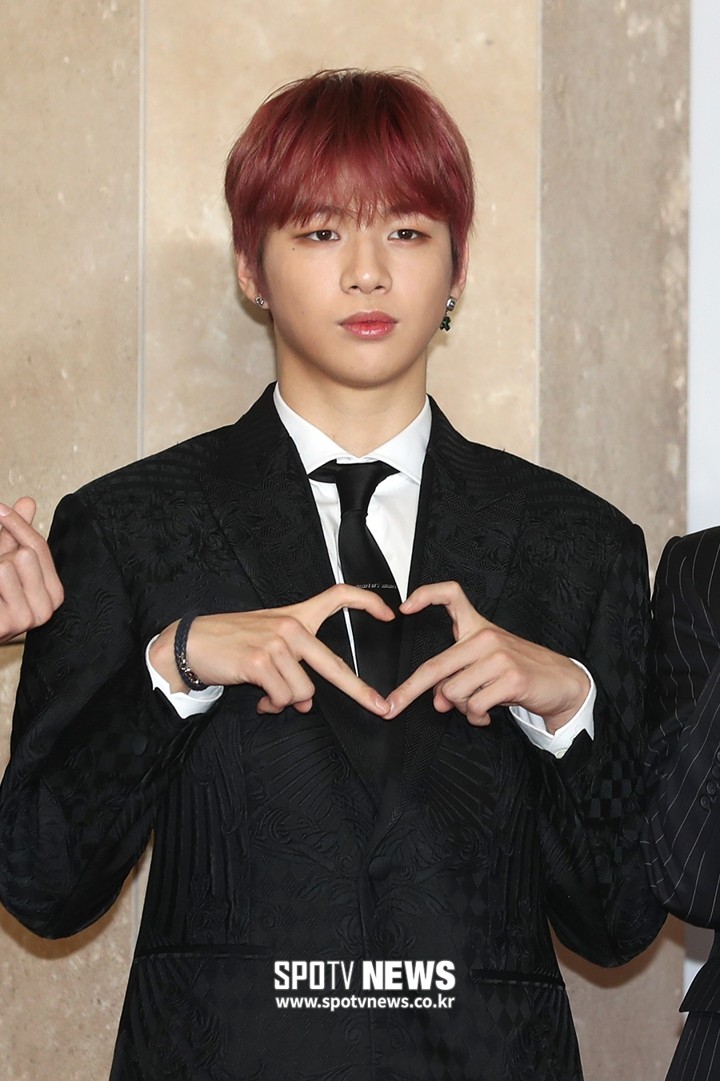 Kang Daniel Bagikan Simbol Hati pada Penggemar