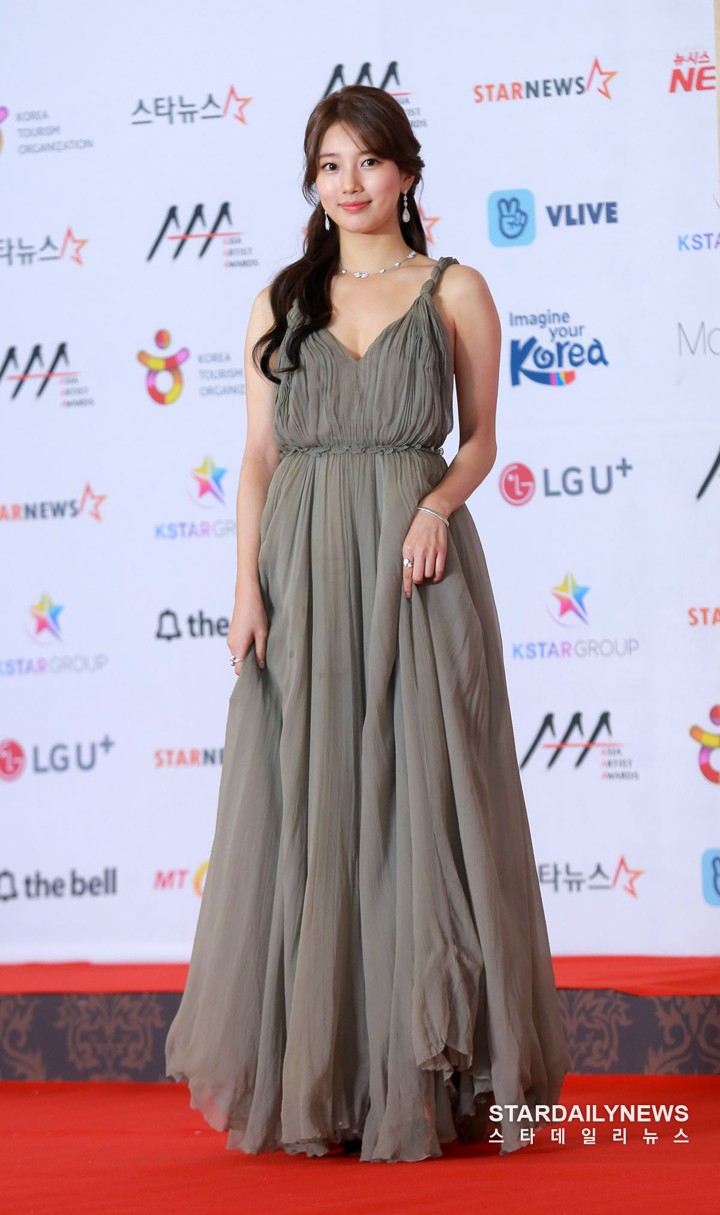 Beda dengan Seleb Lainnya, Suzy Kenakan Gaun Abu-Abu 