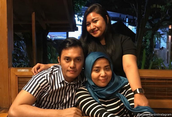Tak Enggan Pakai Baju Couple