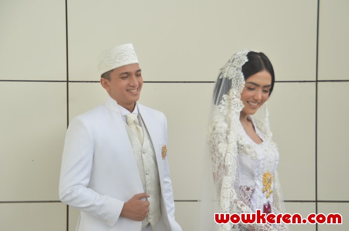 Kompak Mengenakan Busana Pengantin Serba Putih