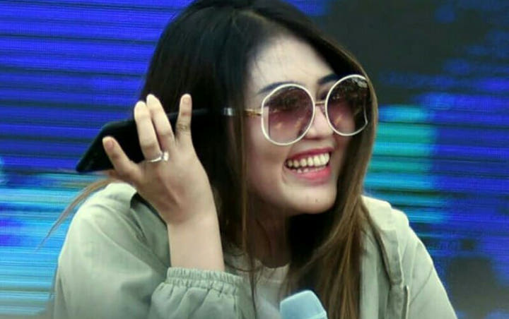 Heboh Insiden Dilempar Ponsel Saat Manggung, Via Vallen 