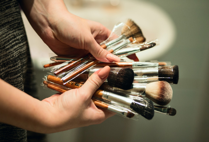Bersihkan Kuas Makeup dengan Hand Sanitizer