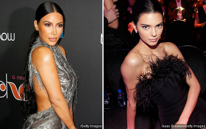 Kim Kardashian dan Kendall Jenner Pakai Baju Kembar, Mana yang Lebih Seksi?