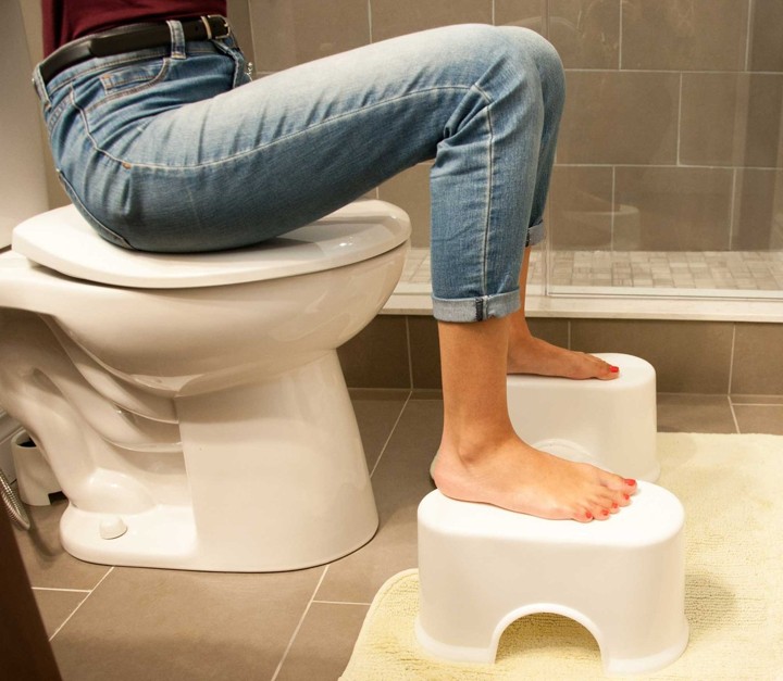 Membuat Toilet Duduk Lebih Sehat dengan Menaruh Bangku Pendek di Bawah Kaki