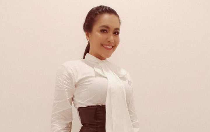 Temani Putrinya Kemoterapi Meski Disibukkan Pekerjaan, Denada: Mendampingi Shakira Itu Prioritas
