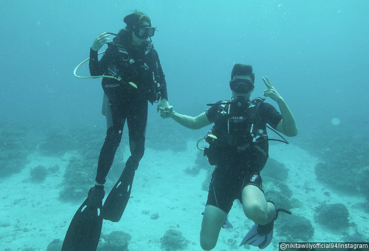 Menikmati Indahnya Laut Filipina dengan Menyelam Bersama