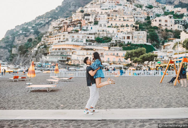 Indra Priawan Mesra Bopong Nikita Willy di Jalanan Kota Positano, Italia