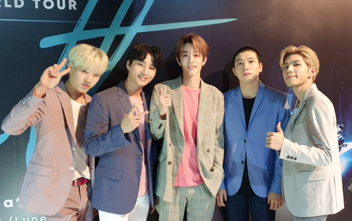 Telah Mendarat di Jakarta, DAY6 Sumringah Disambut Banyak Penggemar