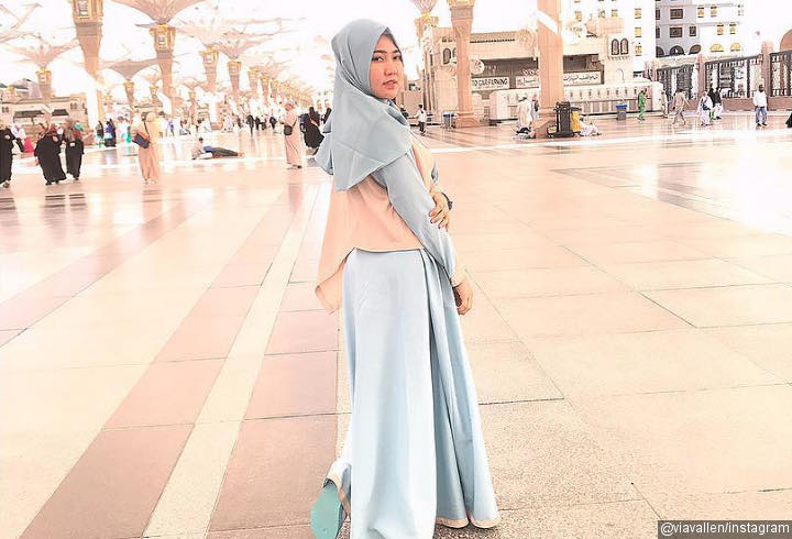 Pakai Busana Muslim Berwarna Mint dan Oranye, Via Vallen Cantik Banget Guys!