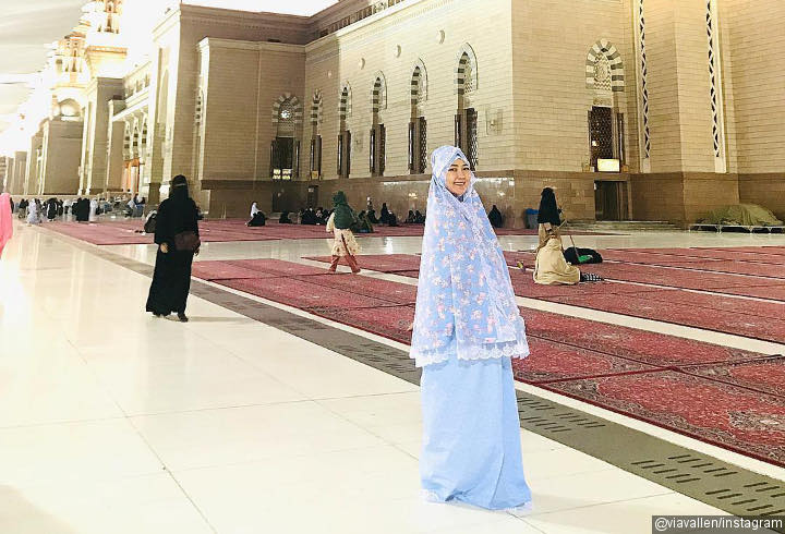 Pasang Senyum Unjuk Gigi Via Vallen Nampak Bahagia Di Dalam Masjid Nabawi