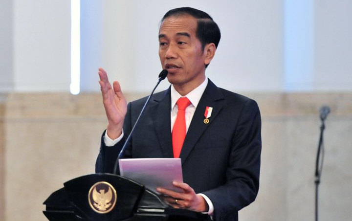 Beri Penghargaan Pada Budayawan Putu Wijaya, Jokowi Tak Segan Jongkok di Hadapannya