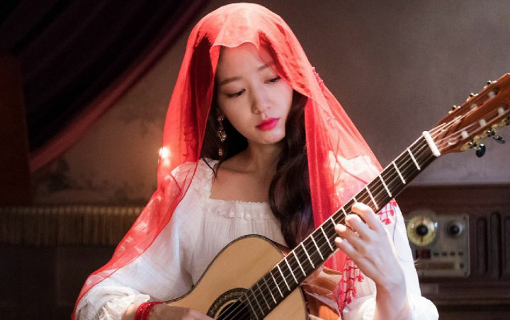 Kecantikan Park Shin Hye Saat Main Gitar di 'Memories of the Alhambra' Jadi Sorotan